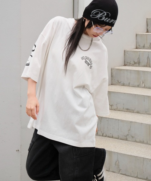 WEGO（ウィゴー）の「WEGO/【2点セット】アクセ付きストレートロゴT（Tシャツ/カットソー・メンズ・ホワイト/ブラック/ベージュ・LARGE/MEDIUM）」の2枚目の写真