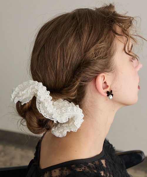 BONLECILL noir（ボンルシールノワール）の「【BONLECILL noir】フリルティアードレースシュシュ（シュシュ・レディース・アイボリー/ブラック・FREE）」の2枚目の写真