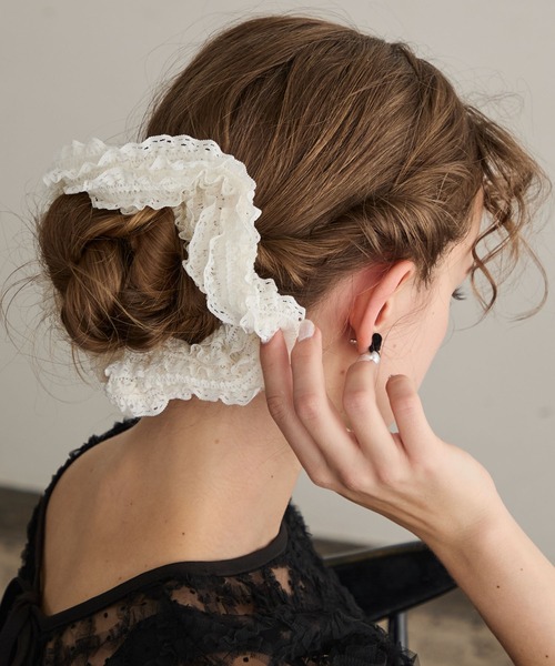 BONLECILL noir（ボンルシールノワール）の「【BONLECILL noir】フリルティアードレースシュシュ（シュシュ・レディース・アイボリー/ブラック・FREE）」の3枚目の写真