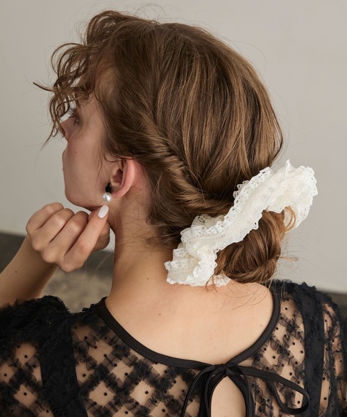 BONLECILL noir（ボンルシールノワール）の「【BONLECILL noir】フリルティアードレースシュシュ（シュシュ・レディース・アイボリー/ブラック・FREE）」の6枚目の写真