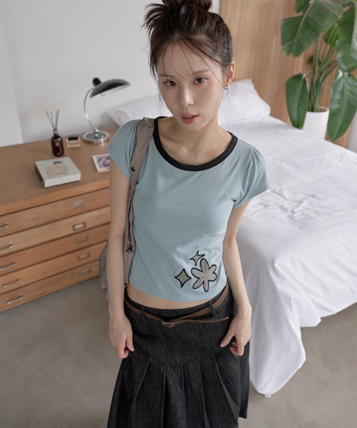 UNE MANSION(ユヌマンション)の「【UNE ORIGINAL】フラワーギンガムチェックアップリケ刺繍バイカラーユニークパフ袖Tシャツカットソー(Tシャツ/カットソー・レディース・ホワイト/ブルー系その他・FREE)」の1枚目の写真
