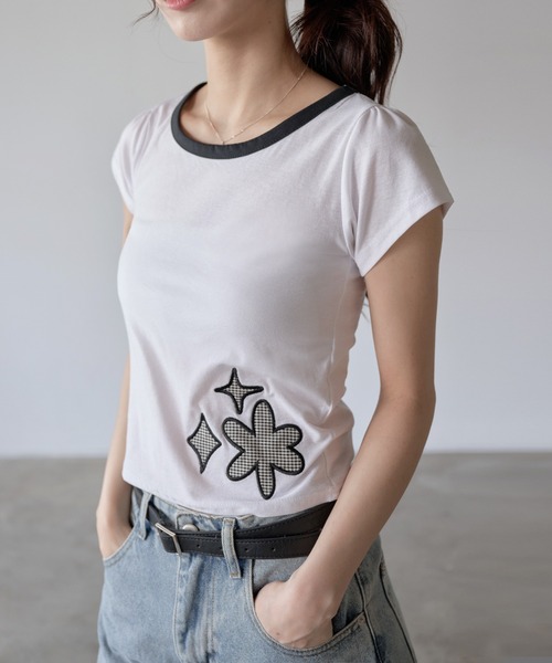 UNE MANSION(ユヌマンション)の「【UNE ORIGINAL】フラワーギンガムチェックアップリケ刺繍バイカラーユニークパフ袖Tシャツカットソー(Tシャツ/カットソー・レディース・ホワイト/ブルー系その他・FREE)」の2枚目の写真