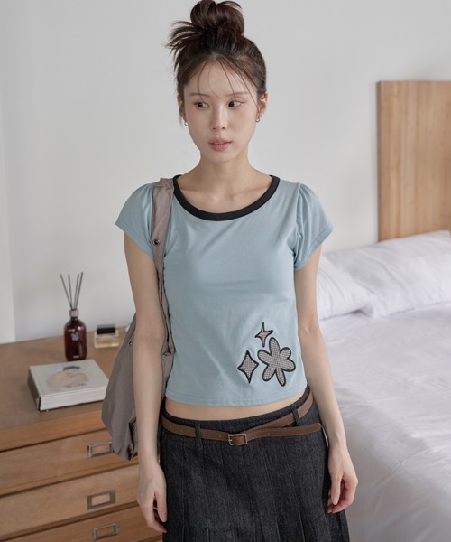 UNE MANSION(ユヌマンション)の「【UNE ORIGINAL】フラワーギンガムチェックアップリケ刺繍バイカラーユニークパフ袖Tシャツカットソー(Tシャツ/カットソー・レディース・ホワイト/ブルー系その他・FREE)」の7枚目の写真