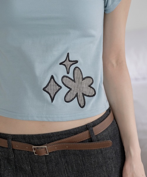 UNE MANSION(ユヌマンション)の「【UNE ORIGINAL】フラワーギンガムチェックアップリケ刺繍バイカラーユニークパフ袖Tシャツカットソー(Tシャツ/カットソー・レディース・ホワイト/ブルー系その他・FREE)」の8枚目の写真