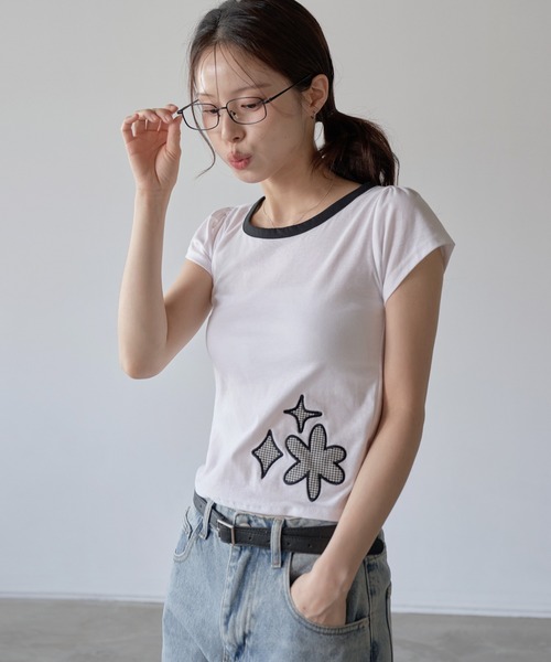 UNE MANSION(ユヌマンション)の「【UNE ORIGINAL】フラワーギンガムチェックアップリケ刺繍バイカラーユニークパフ袖Tシャツカットソー(Tシャツ/カットソー・レディース・ホワイト/ブルー系その他・FREE)」の4枚目の写真