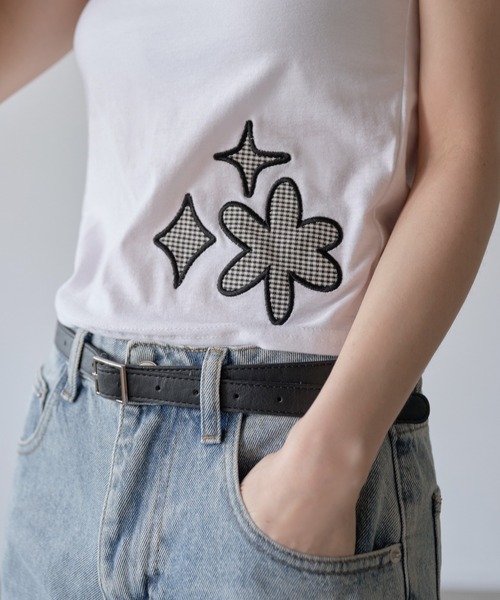 UNE MANSION(ユヌマンション)の「【UNE ORIGINAL】フラワーギンガムチェックアップリケ刺繍バイカラーユニークパフ袖Tシャツカットソー(Tシャツ/カットソー・レディース・ホワイト/ブルー系その他・FREE)」の5枚目の写真