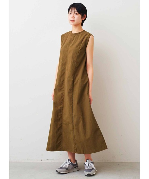 IEDIT（イディット）の「ＩＥＤＩＴ　ＵＶカット＆撥水（はっすい）＆虫を寄せ付けにくい　ネックと袖にリブ遣いのＡラインロングワンピース（ワンピース・レディース・ベージュ系その他/ダークグリーン・M/L/LL/3L/MP）」の2枚目の写真