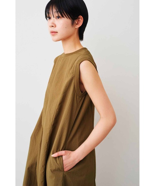 IEDIT（イディット）の「ＩＥＤＩＴ　ＵＶカット＆撥水（はっすい）＆虫を寄せ付けにくい　ネックと袖にリブ遣いのＡラインロングワンピース（ワンピース・レディース・ベージュ系その他/ダークグリーン・M/L/LL/3L/MP）」の5枚目の写真