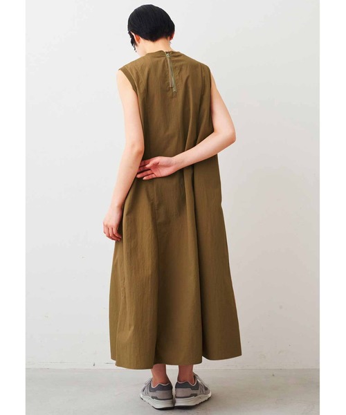 IEDIT（イディット）の「ＩＥＤＩＴ　ＵＶカット＆撥水（はっすい）＆虫を寄せ付けにくい　ネックと袖にリブ遣いのＡラインロングワンピース（ワンピース・レディース・ベージュ系その他/ダークグリーン・M/L/LL/3L/MP）」の4枚目の写真