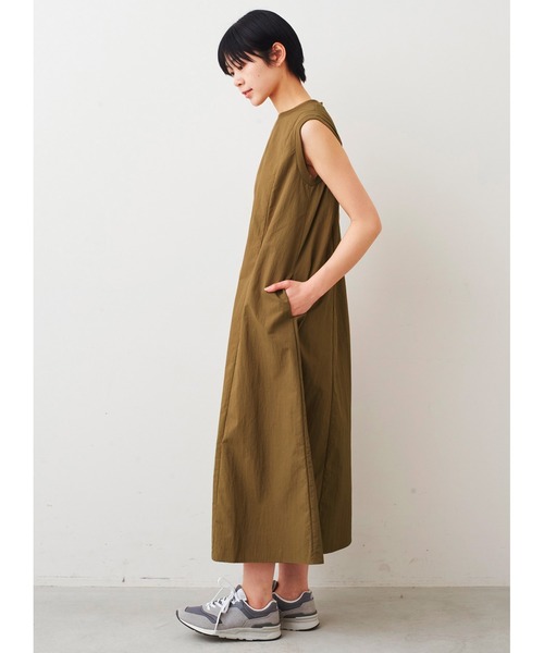 IEDIT（イディット）の「ＩＥＤＩＴ　ＵＶカット＆撥水（はっすい）＆虫を寄せ付けにくい　ネックと袖にリブ遣いのＡラインロングワンピース（ワンピース・レディース・ベージュ系その他/ダークグリーン・M/L/LL/3L/MP）」の3枚目の写真