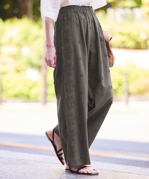 ROPE' PICNIC（ロペピクニック）の「3D刺繍レースワイドパンツ/リンクコーデ（その他パンツ・レディース・スミクロ/オフホワイト・38）」の2枚目の写真