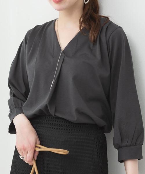 RCD(アールシーディー)の「ブラウス風タックスキッパー 七分丈Tシャツ(Tシャツ/カットソー・レディース・モカ/ホワイト/ブラック/グレイッシュベージュ/チャコールグレー・M-L/LL~3L/4L~5L)」の3枚目の写真