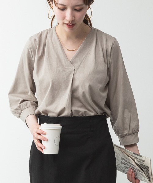 RCD(アールシーディー)の「ブラウス風タックスキッパー 七分丈Tシャツ(Tシャツ/カットソー・レディース・モカ/ホワイト/ブラック/グレイッシュベージュ/チャコールグレー・M-L/LL~3L/4L~5L)」の6枚目の写真