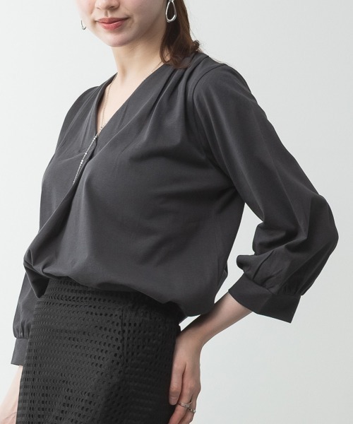 RCD(アールシーディー)の「ブラウス風タックスキッパー 七分丈Tシャツ(Tシャツ/カットソー・レディース・モカ/ホワイト/ブラック/グレイッシュベージュ/チャコールグレー・M-L/LL~3L/4L~5L)」の8枚目の写真
