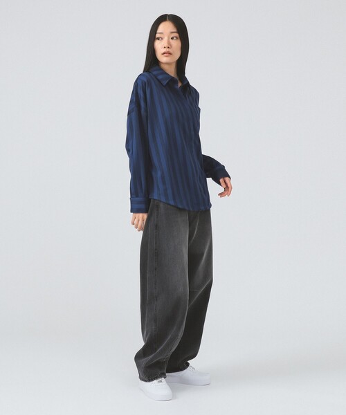 NIKE（ナイキ）の「NIKE / オーバーサイズド ジャカード ストライプ ボタンダウン シャツ（シャツ/ブラウス・レディース・ブラック・MEDIUM）」の2枚目の写真