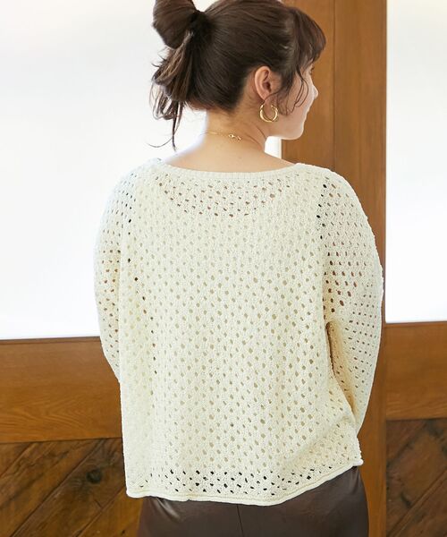 le.coeur blanc（ルクールブラン）の「スパンコールメッシュニットプルオーバー（ニット/セーター・レディース・オフホワイト/キャメル・38）」の6枚目の写真