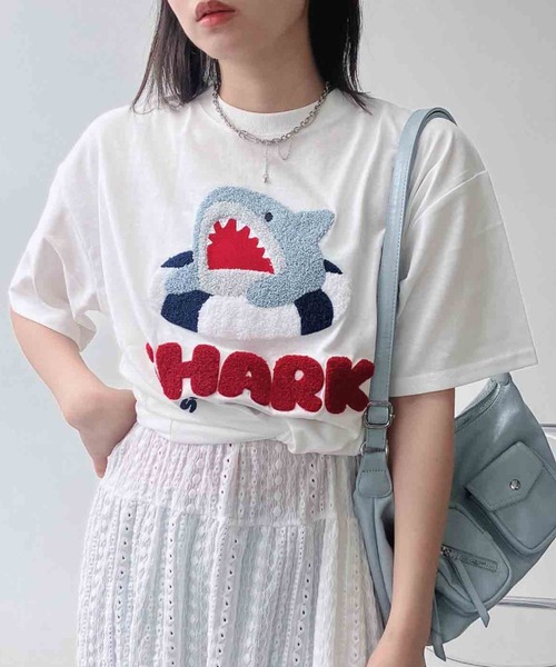 AS KNOW AS plus(アズノゥアズプラス)の「●選べるキャラクターデザイン サガラ刺繍半袖Tシャツ(サメ・モンスター・おばけ)(Tシャツ/カットソー・レディース・オフホワイト/チャコールグレー/オートミール/ホワイト系/グレー系/アイボリー系/ネイビー系/グレー系1/ネイビー系1/アイボリー系1/ホワイト系1・FREE)」の3枚目の写真