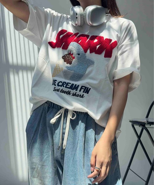 AS KNOW AS plus（アズノゥアズプラス）の「●選べるキャラクターデザイン サガラ刺繍半袖Tシャツ（サメ・モンスター・おばけ）（Tシャツ/カットソー・レディース・オフホワイト/チャコールグレー/オートミール/ホワイト系/グレー系/アイボリー系/ネイビー系/グレー系1/ネイビー系1/アイボリー系1/ホワイト系1/アイボリー系2/グレー系2/ネイビー系2/ホワイト系2・FREE）」の4枚目の写真