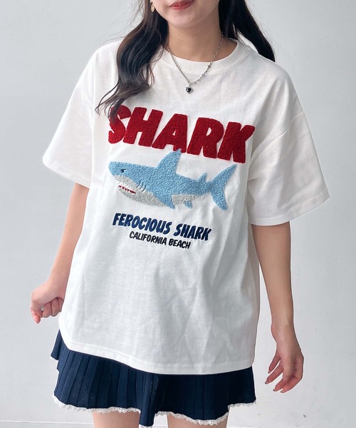 AS KNOW AS plus(アズノゥアズプラス)の「●選べるキャラクターデザイン サガラ刺繍半袖Tシャツ(サメ・モンスター・おばけ)(Tシャツ/カットソー・レディース・オフホワイト/チャコールグレー/オートミール/ホワイト系/グレー系/アイボリー系/ネイビー系/グレー系1/ネイビー系1/アイボリー系1/ホワイト系1・FREE)」の2枚目の写真