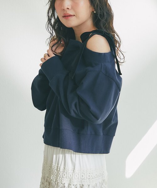 La boutique BonBon(ラブティックボンボン)の「【今すぐお届け!miki監修カラーあり】ミニ裏毛オフショルリボンプルオーバー(スウェット・レディース・ライトグレー/ネイビー/ホワイト・FREE)」の7枚目の写真
