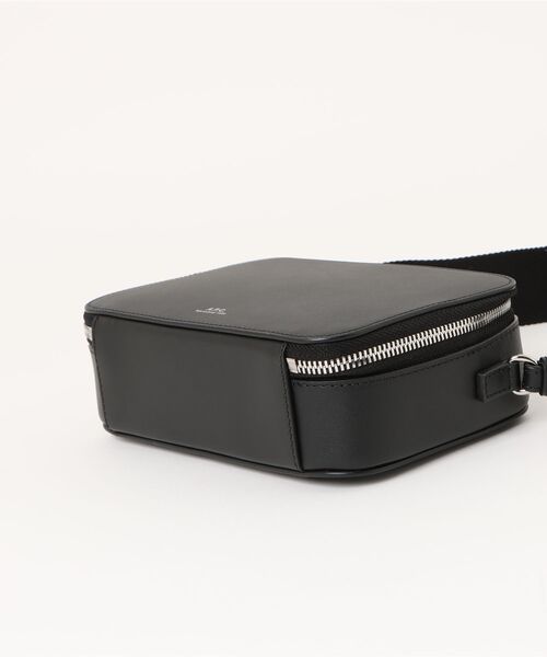 A.P.C.（アーペーセー）の「CAMERA BAG SOHO（ショルダーバッグ・メンズ・ブラック・ONESIZE）」の4枚目の写真