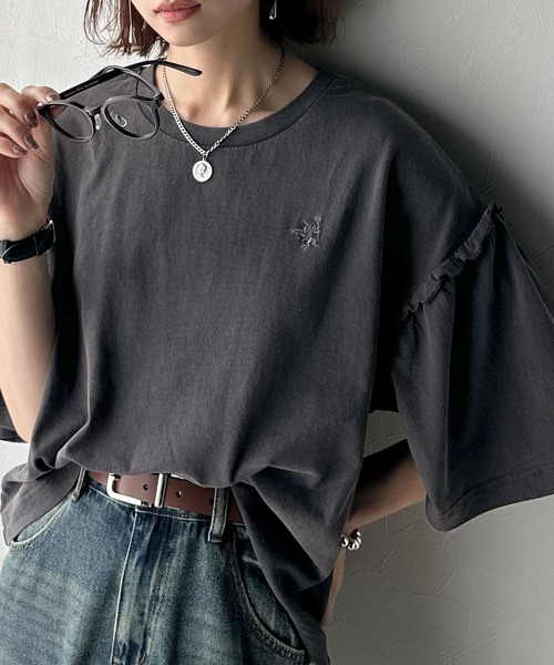 classicalelf(クラシカルエルフ)の「さらり着やすく、ほどよくキュート。なんでもない日にひとさじの甘さを。綿100%胸刺繍ピグメント袖フリルT(Tシャツ/カットソー・レディース・オフホワイト/ブルー/チャコール・LARGE/X-LARGE/SMALL/MEDIUM)」の20枚目の写真