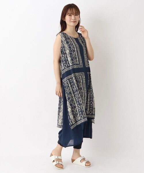 one'sterrace(ワンズテラス)の「リゾート プリントボイルワンピース(ワンピース・レディース・ブラック系8/ネイビー系5・02)」の3枚目の写真