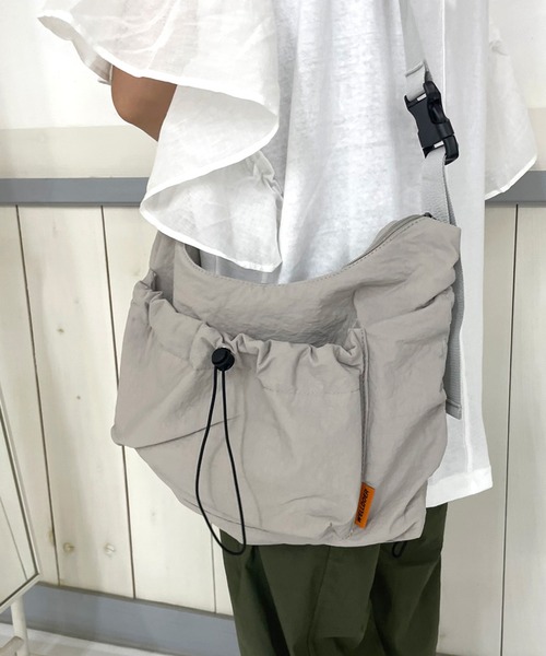 CRB(シーアールビー)の「ドロストショルダーバッグ(ショルダーバッグ・レディース・グレー/ブラック/ベージュ・F)」の2枚目の写真