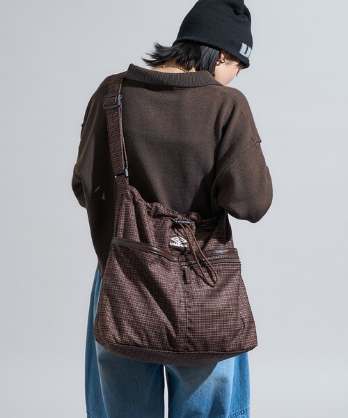 FREAK'S STORE（フリークスストア）の「UMBRO × FREAK'S STORE/アンブロ 別注 コーデュロイ コード付きバッグ/A4サイズ ショルダーバッグ（ショルダーバッグ・レディース・ワイン/ダークブラウン/ナチュラル・ONE SIZE）」の2枚目の写真