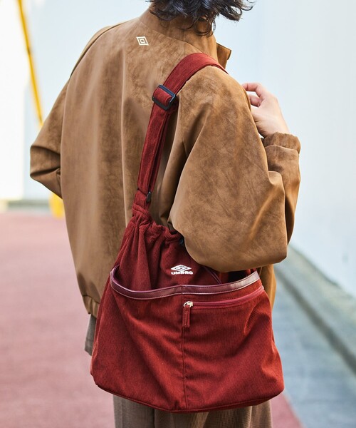 FREAK'S STORE（フリークスストア）の「UMBRO × FREAK'S STORE/アンブロ 別注 コーデュロイ コード付きバッグ/A4サイズ ショルダーバッグ（ショルダーバッグ・レディース・ワイン/ダークブラウン/ナチュラル・ONE SIZE）」の3枚目の写真