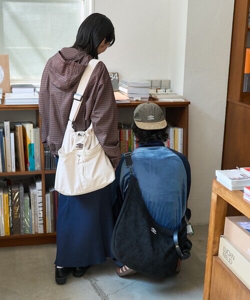 FREAK'S STORE（フリークスストア）の「UMBRO × FREAK'S STORE/アンブロ 別注 コーデュロイ コード付きバッグ/A4サイズ ショルダーバッグ（ショルダーバッグ・レディース・ワイン/ダークブラウン/ナチュラル・ONE SIZE）」の4枚目の写真