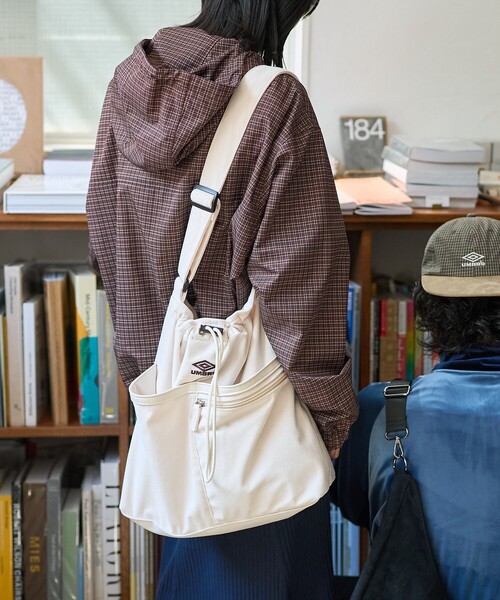 FREAK'S STORE（フリークスストア）の「UMBRO × FREAK'S STORE/アンブロ 別注 コーデュロイ コード付きバッグ/A4サイズ ショルダーバッグ（ショルダーバッグ・レディース・ワイン/ダークブラウン/ナチュラル・ONE SIZE）」の5枚目の写真