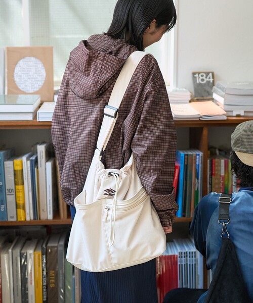 FREAK'S STORE（フリークスストア）の「UMBRO × FREAK'S STORE/アンブロ 別注 コーデュロイ コード付きバッグ/A4サイズ ショルダーバッグ（ショルダーバッグ・レディース・ワイン/ダークブラウン/ナチュラル・ONE SIZE）」の6枚目の写真