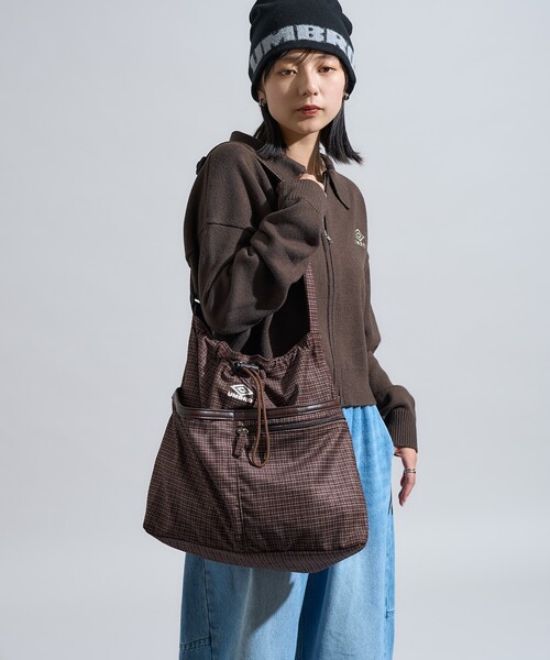 FREAK'S STORE（フリークスストア）の「UMBRO × FREAK'S STORE/アンブロ 別注 コーデュロイ コード付きバッグ/A4サイズ ショルダーバッグ（ショルダーバッグ・レディース・ワイン/ダークブラウン/ナチュラル・ONE SIZE）」の8枚目の写真