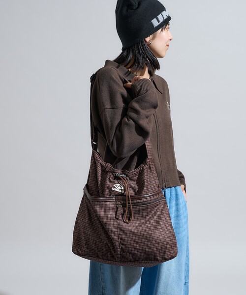 FREAK'S STORE（フリークスストア）の「UMBRO × FREAK'S STORE/アンブロ 別注 コーデュロイ コード付きバッグ/A4サイズ ショルダーバッグ（ショルダーバッグ・レディース・ワイン/ダークブラウン/ナチュラル・ONE SIZE）」の9枚目の写真