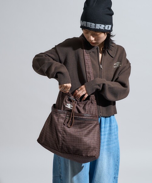 FREAK'S STORE（フリークスストア）の「UMBRO × FREAK'S STORE/アンブロ 別注 コーデュロイ コード付きバッグ/A4サイズ ショルダーバッグ（ショルダーバッグ・レディース・ワイン/ダークブラウン/ナチュラル・ONE SIZE）」の10枚目の写真