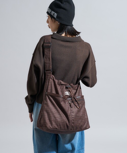 FREAK'S STORE（フリークスストア）の「UMBRO × FREAK'S STORE/アンブロ 別注 コーデュロイ コード付きバッグ/A4サイズ ショルダーバッグ（ショルダーバッグ・レディース・ワイン/ダークブラウン/ナチュラル・ONE SIZE）」の11枚目の写真