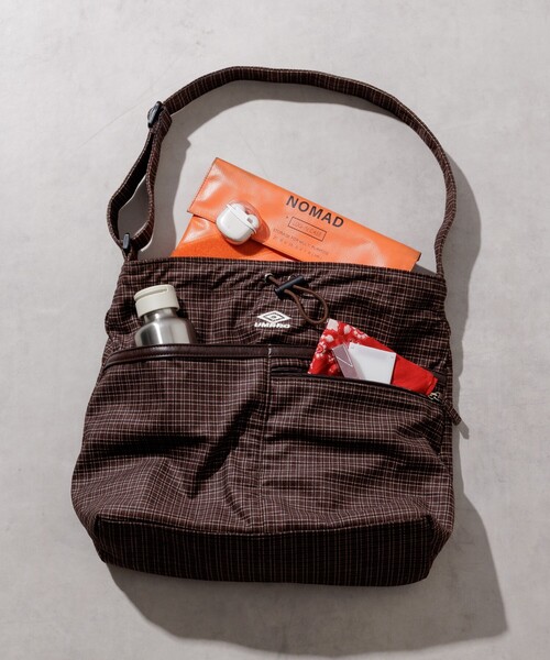 FREAK'S STORE（フリークスストア）の「UMBRO × FREAK'S STORE/アンブロ 別注 コーデュロイ コード付きバッグ/A4サイズ ショルダーバッグ（ショルダーバッグ・レディース・ワイン/ダークブラウン/ナチュラル・ONE SIZE）」の13枚目の写真