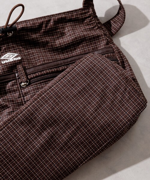 FREAK'S STORE（フリークスストア）の「UMBRO × FREAK'S STORE/アンブロ 別注 コーデュロイ コード付きバッグ/A4サイズ ショルダーバッグ（ショルダーバッグ・レディース・ワイン/ダークブラウン/ナチュラル・ONE SIZE）」の20枚目の写真