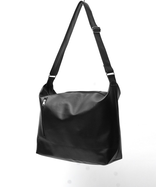 MinoriTY（マイノリティ）の「【MinoriTY select】スムースフェイクレザーサイドファスナーショルダーバッグ メンズ ウィメンズ ユニセックス（ショルダーバッグ・メンズ・ブラック・FREE）」の2枚目の写真