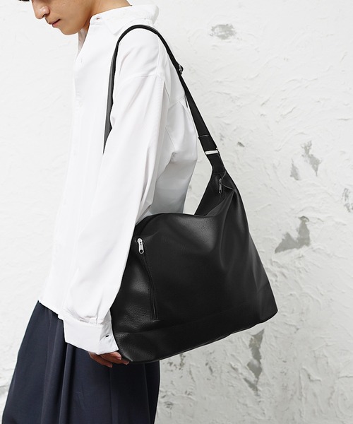 MinoriTY（マイノリティ）の「【MinoriTY select】スムースフェイクレザーサイドファスナーショルダーバッグ メンズ ウィメンズ ユニセックス（ショルダーバッグ・メンズ・ブラック・FREE）」の3枚目の写真