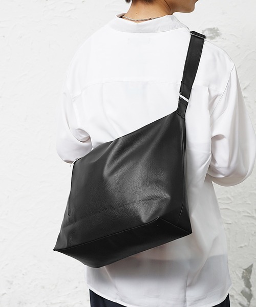 MinoriTY（マイノリティ）の「【MinoriTY select】スムースフェイクレザーサイドファスナーショルダーバッグ メンズ ウィメンズ ユニセックス（ショルダーバッグ・メンズ・ブラック・FREE）」の4枚目の写真