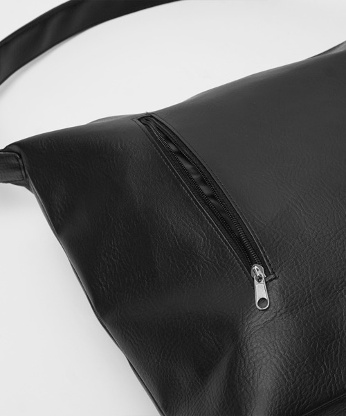 MinoriTY（マイノリティ）の「【MinoriTY select】スムースフェイクレザーサイドファスナーショルダーバッグ メンズ ウィメンズ ユニセックス（ショルダーバッグ・メンズ・ブラック・FREE）」の6枚目の写真