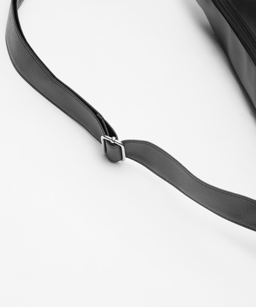 MinoriTY（マイノリティ）の「【MinoriTY select】スムースフェイクレザーサイドファスナーショルダーバッグ メンズ ウィメンズ ユニセックス（ショルダーバッグ・メンズ・ブラック・FREE）」の7枚目の写真