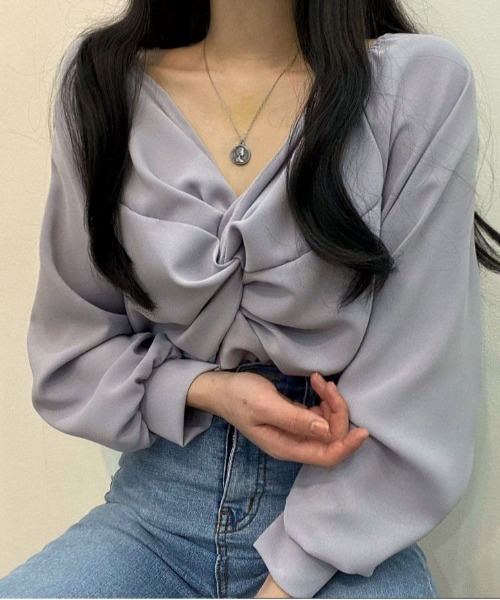 Maison Calme(メゾンカルム)の「フロントツイストデザイン長袖ブラウス デザイントップス きれいめ オフィスカジュアル(シャツ/ブラウス・レディース・レッド/ブラック/アイボリー/グレー・L/M)」の3枚目の写真