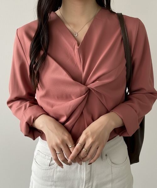 Maison Calme(メゾンカルム)の「フロントツイストデザイン長袖ブラウス デザイントップス きれいめ オフィスカジュアル(シャツ/ブラウス・レディース・レッド/ブラック/アイボリー/グレー・L/M)」の4枚目の写真