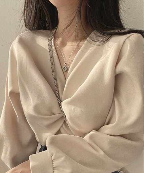 Maison Calme(メゾンカルム)の「フロントツイストデザイン長袖ブラウス デザイントップス きれいめ オフィスカジュアル(シャツ/ブラウス・レディース・レッド/ブラック/アイボリー/グレー・L/M)」の21枚目の写真