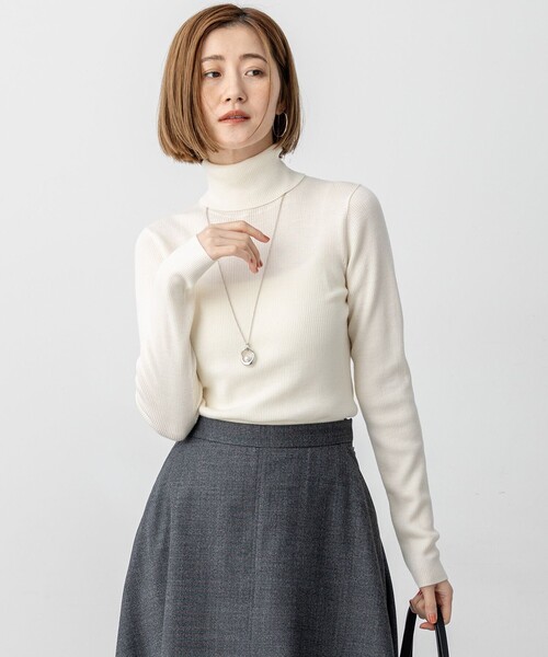 23区（ニジュウサンク）の「ウーステッドウール リブタートル ニット（ニット/セーター・レディース・ベージュ系/ブラック系/ホワイト系/グレー系/ピンク系・38/40）」の2枚目の写真