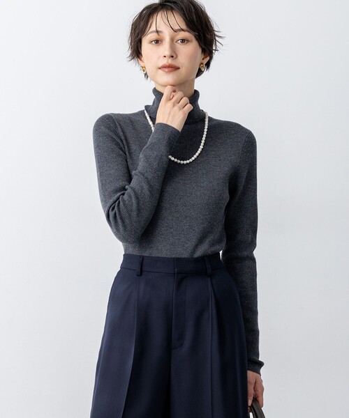 23区（ニジュウサンク）の「ウーステッドウール リブタートル ニット（ニット/セーター・レディース・ベージュ系/ブラック系/ホワイト系/グレー系/ピンク系・38/40）」の3枚目の写真