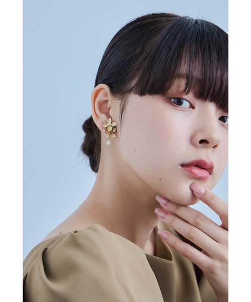 niana(ニアナ)の「メタルフラワーパールイヤリング ゴールド シルバー 結婚式 二次会 同窓会 成人式 パーティー お呼ばれ オケージョン フォーマル(イヤリング・レディース・ゴールド/シルバー・FREE)」の1枚目の写真